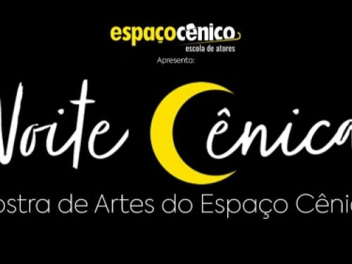Cartaz com fundo totalmente preto. No topo centralizado, encontra-se o logotipo da "espaçocênico escola de atores" escrito em letras amarelas e brancas, seguido pela palavra "Apresenta:" em letras menores. O centro é dominado pelo título principal "Noite Cênica" em letras cursivas brancas de estilo manuscrito, onde a letra "C" é estilizada no formato de uma lua crescente amarela e brilhante. Na base do cartaz, o subtítulo "Mostra de Artes do Espaço Cênico" finaliza a composição impresso em uma tipografia fi