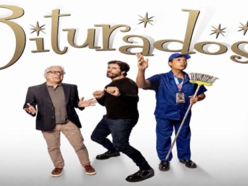 Cartaz horizontal com fundo branco e o título "Biturados" escrito no topo em letras douradas elegantes, enfeitadas com pequenas estrelas brilhantes. Centralizados abaixo do texto, três homens aparecem em pé lado a lado. O primeiro, à esquerda, é um senhor grisalho de óculos, paletó escuro e calça bege com os braços abertos. No meio, um homem de barba e blusa preta posa de perfil em uma postura dinâmica. À direita, um jovem de óculos, boné e uniforme azul segura uma vassoura e aponta para cima com a outra mã