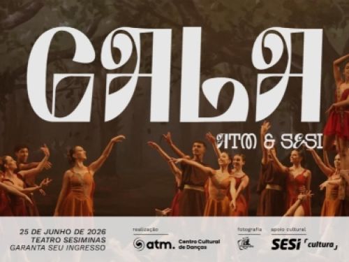 Cartaz horizontal de formato retangular com bordas arredondadas exibe uma cena de espetáculo de dança com fundo de floresta enevoada. Na metade superior, destaca-se o título estilizado "GALA" escrito em letras brancas imponentes e de formato artístico, acompanhado pelas iniciais "ATM & SESI" logo abaixo. No centro da imagem, diversos bailarinos com figurinos em tons de marrom e terracota posam com os braços estendidos em uma coreografia expressiva, enquanto do lado direito um bailarino ergue uma bailarina v
