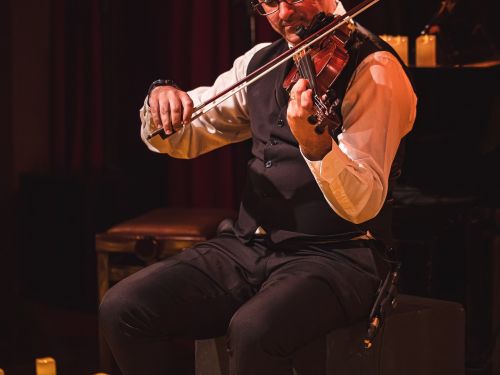 Foto do violinista do trio 