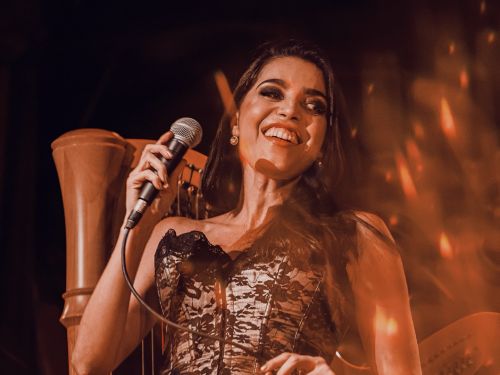 Foto da cantora do trio 