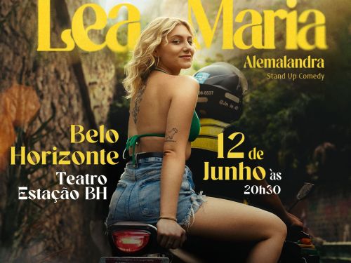 Foto da comediante Lea Maria na garupa de um moto taxi no centro da imagem. Nas laterais temos o espaço do evento, data e horário sinalizados de amarelo