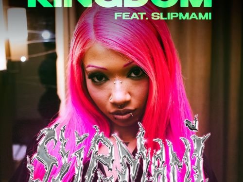 Cartaz com a foto em close de uma mulher de longos cabelos rosa choque e piercings no rosto olhando para a frente. No topo, em letras grandes na cor verde-limão, lê-se "BAILE DA KINGDOM FEAT. SLIPMAMI" e a data "25 DE JULHO - 22H NA AUTÊNTICA" em rosa. Sobre a parte inferior da foto, destaca-se o nome "SLIPMAMI" em letras metálicas prateadas e pontiagudas. Na base, está escrito "INGRESSOS DISPONÍVEIS NO SHOTGUN", junto aos logotipos da BDK e da Autêntica.