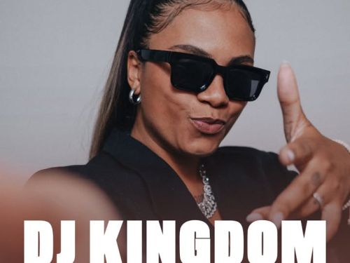 Cartaz de show com a foto em plano médio da DJ Kingdom, uma mulher negra com o cabelo preso em um rabo de cavalo alto, usando óculos de sol pretos e blazer preto. Ela faz um gesto de arma com os dedos da mão direita em direção à câmera. No topo do cartaz, está o logo da Autêntica. Na metade inferior, em letras brancas, lê-se: "DJ KINGDOM", seguido pelo texto informativo "ANTES E DEPOIS DO SHOW TASHA E TRACIE" e "Sábado • 22.08 • 21h • Belo Horizonte". Na base, encontra-se o logo da Shotgun.
