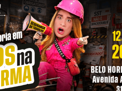 Cartaz do show de comédia "Bruna Feitoria em CAOS na FIRMA". Ao centro, sobre um fundo de fábrica, a humorista veste macacão e capacete rosa choque, tem expressão de espanto e segura um megafone escrito "SEGURANÇA DO TRABALHO". Do lado direito, constam as informações do evento: 12.07 às 20h, na Avenida Amazonas, 315 - Centro, Belo Horizonte/MG. No topo esquerdo, há a assinatura da "maikinho PEREIRA Produções".