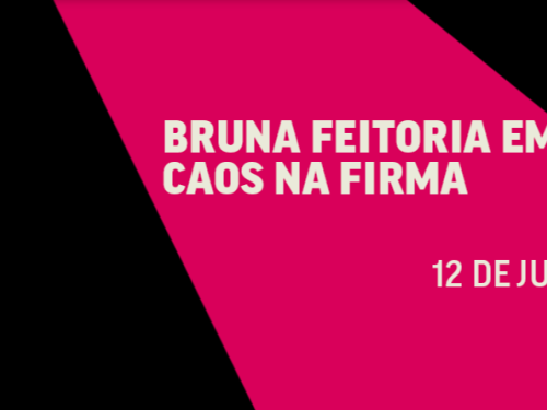 Imagem com fundo preto dividido por uma grande faixa diagonal rosa choque (pink) que cruza o centro da esquerda para a direita. Sobre a área rosa, há o texto promocional em letras maiúsculas brancas: na parte superior esquerda lê-se "BRUNA FEITORIA EM CAOS NA FIRMA" e, na parte inferior direita, a data "12 DE JULHO".