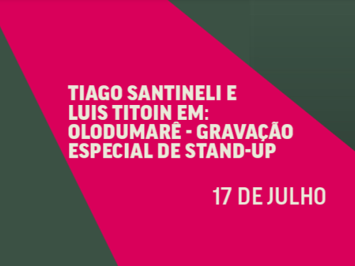 Com fundo verde-escuro cortado por uma larga faixa diagonal rosa choque no centro. Sobre o bloco rosa, estão escritos em letras maiúsculas brancas os textos informativos: "TIAGO SANTINELI E LUIS TITOIN EM: OLODUMARÊ - GRAVAÇÃO ESPECIAL DE STAND-UP" na parte superior, e a data "17 DE JULHO" no canto inferior direito.