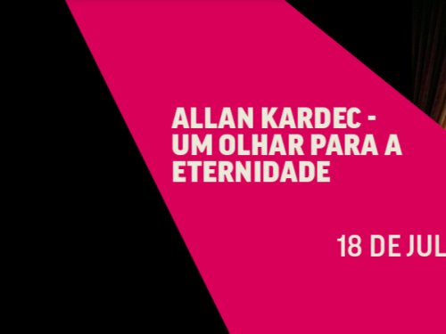 Com fundo majoritariamente preto à esquerda e o detalhe de uma cortina de teatro com parede de madeira escura no canto superior direito. Uma grande faixa diagonal rosa choque corta o centro, trazendo o texto em letras maiúsculas brancas: "ALLAN KARDEC - UM OLHAR PARA A ETERNIDADE" e, abaixo, a data "18 DE JULHO".
