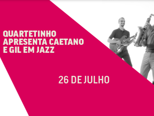 Banner retangular dividido diagonalmente. À esquerda, uma faixa magenta vibrante traz o texto em letras brancas: "QUARTETINHO APRESENTA CAETANO E GIL EM JAZZ" e, abaixo, a data "26 DE JULHO". À direita, sobre um fundo branco, há uma fotografia em preto e branco de quatro músicos sorridentes tocando seus instrumentos: um guitarrista ao fundo, um saxofonista em destaque na frente, um baterista sentado e um baixista posicionado sobre uma pequena plataforma cilíndrica.