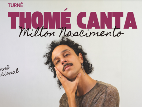 Cartaz de divulgação musical sobre fundo esbranquiçado. No centro, há a foto em meio-corpo de um cantor jovem de pele parda, cabelos pretos cacheados e bigode. Ele está com a cabeça levemente inclinada, apoiando o rosto com a mão direita, e usa uma blusa em tom metalizado ou dourado escuro.
