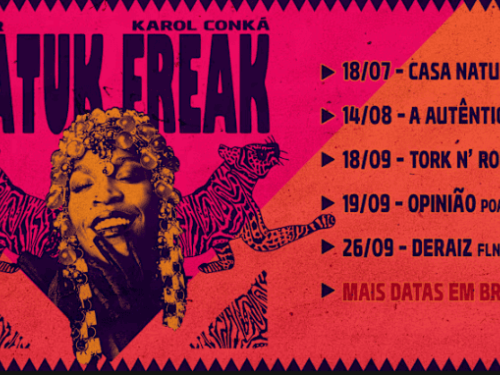 Cartaz da "Tour Batuk Freak" da cantora Karol Conká, com fundo texturizado em tons de rosa e laranja e bordas serrilhadas pretas. Do lado esquerdo, há uma foto estilizada da cantora sorrindo ao lado de duas onças ilustradas. Do lado direito, estão listadas as datas e locais dos shows: São Paulo (18/07), Belo Horizonte (14/08), Curitiba (18/09), Porto Alegre (19/09), Florianópolis (26/09) e o aviso "Mais datas em breve".