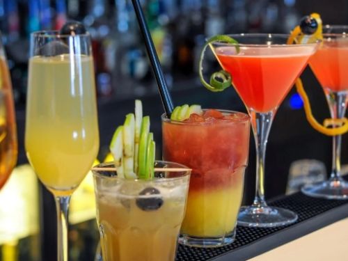 Foto de divulgação com bebidas