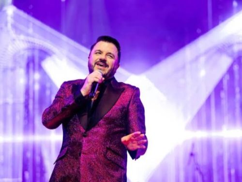 Imagem de Maurício Manieri em show.