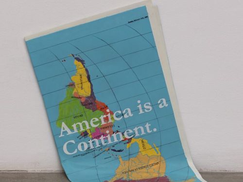 Foto de um mapa que estará em exibição escrito em inglês: "America is a Continent" 