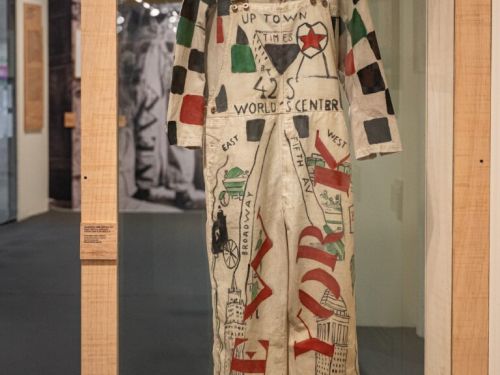 Foto de uma roupa que estará em exibição 
