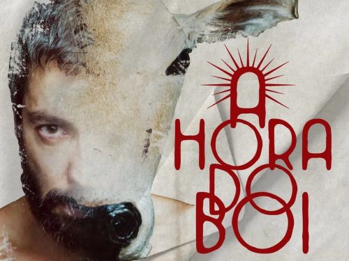 Foto de capa para o espetáculo "A hora do boi" no CCBB. Na foto, metade do rosto do ator com a outra metade do rosto de um boi e titulo da peça em vermelho