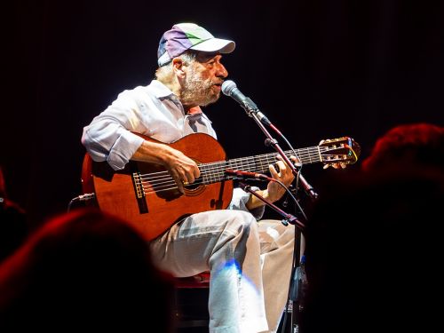 Foto do cantor João Bosco no palco 
