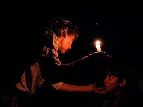 Foto da artista em uma das cenas do espetáculo