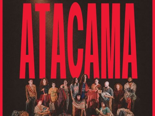 Foto de capa de divulgação para o espetáculo "Atacama", do festival Cefart. Na foto, título da obra em destaque na cor vermelha, fundo preto e atores em cena 
