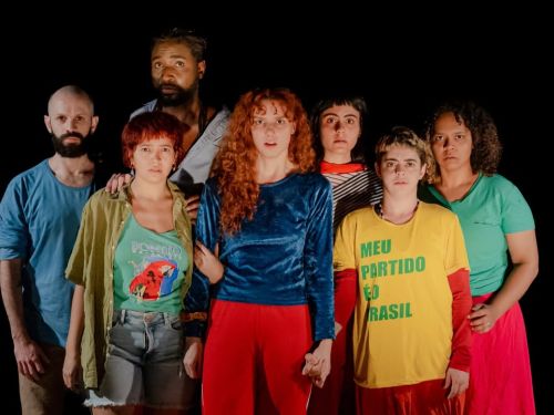 Foto do grupo artístico em cena 