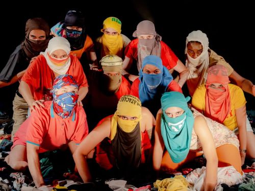 Foto do grupo artístico em cena 