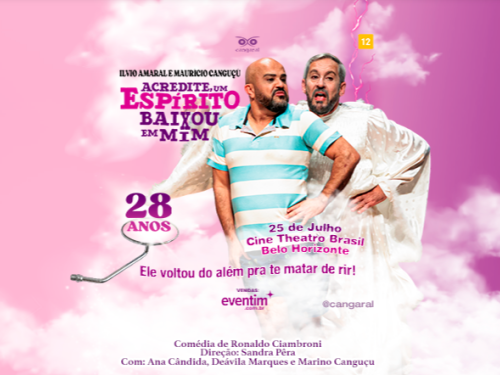 Cartaz da peça "Acredite, um Espírito Baixou em Mim" com fundo rosa e nuvens. No centro, dois atores em pose cômica: um homem de camisa listrada é abraçado por trás por outro vestido de espírito com expressão de susto. O texto anuncia a apresentação de 28 anos da comédia no dia 25 de julho, no Cine Theatro Brasil, em Belo Horizonte, com a frase: "Ele voltou do além pra te matar de rir!".
