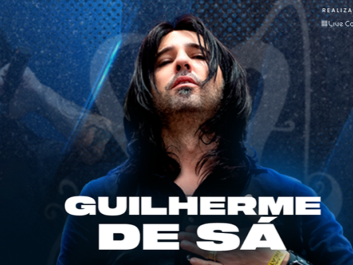 Cartaz do arquivo com fundo azul texturizado. Ao centro, o cantor Guilherme de Sá aparece de olhos fechados e cabeça levemente erguida, com cabelos longos e escuros sobre o rosto. O nome "GUILHERME DE SÁ" está escrito em letras brancas grandes na parte inferior.