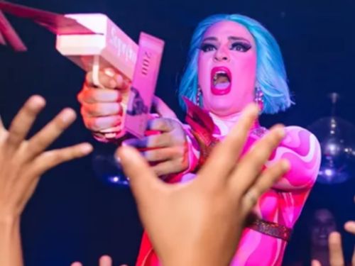 foto de uma mulher drag performando no teatro