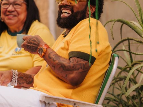 um homem feliz no banco