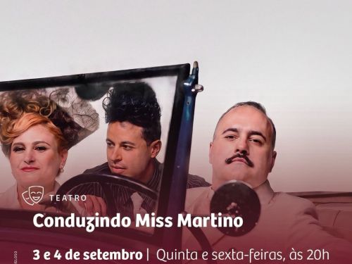 Foto de capa para o espetáculo "Conduzindo Miss Martino" conteno foto dos artistas dentro de um carro azul 