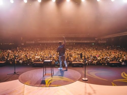 comediante com no show com a plateia 