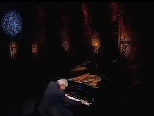 cantor tocando piano
