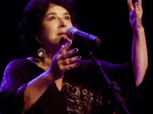 cantora do evento no palco