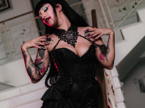 mulher com vestido preto posando 