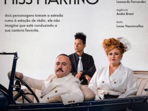 Foto de capa para o espetáculo "Conduzindo Miss Martino" conteno foto dos artistas dentro de um carro azul 
