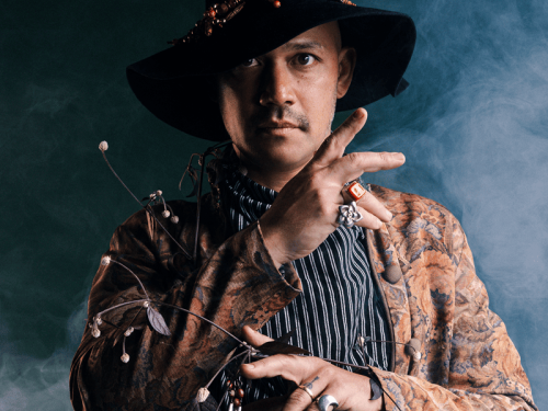 Foto do artista Curumin 