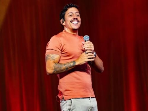 comediante apresentando 