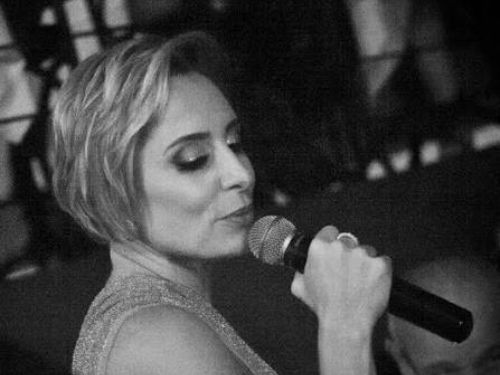 Imagem de Renata Araújo