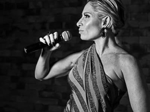 Imagem de Renata Araújo