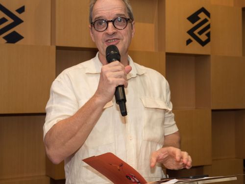 Foto do curador da exposição "Asa de papel": Marconi Drummond 