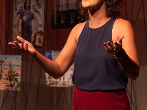 Foto da atriz Adriana Birolli em cena 