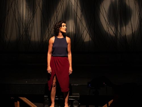 Foto da atriz Adriana Birolli em cena 