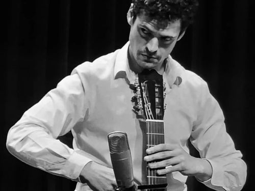 Foto do musico Artur Miranda Azzi em preto e branco 