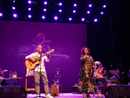 Foto dos artistas Vanessa e Tim 