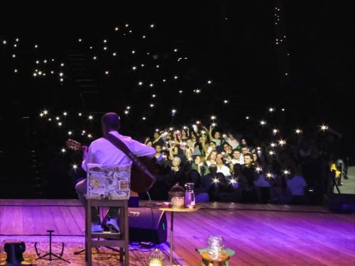 Foto dos artistas Vanessa e Tim 