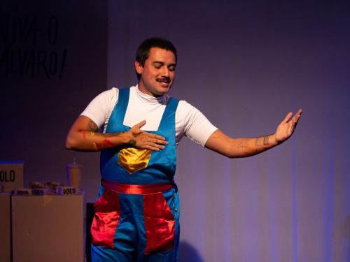 Foto do ator em cena 