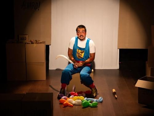 Foto do ator em cena 