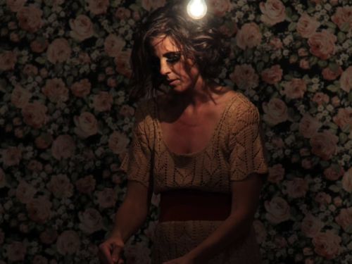 Foto da atriz em cena 