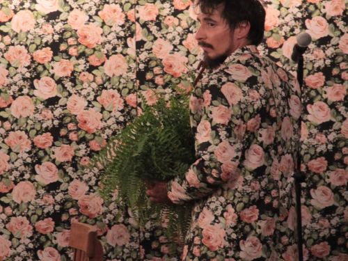 Foto da atriz em cena 