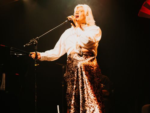 Foto da cantora Bell Éter no palco